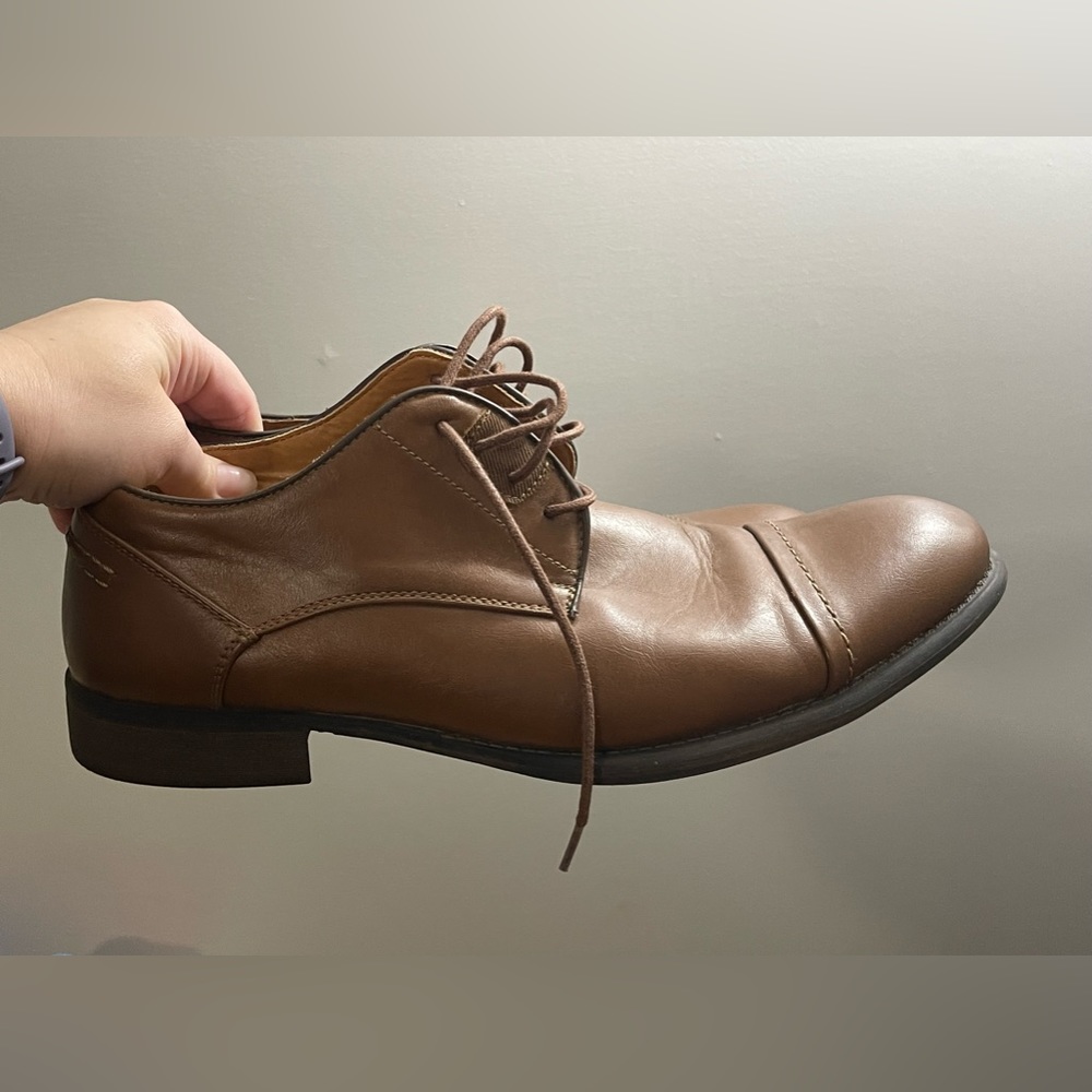 Men’s 10.5 GUESS dress shoe